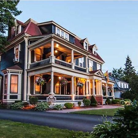 Carriage House Inn Fredericton Exterior photo