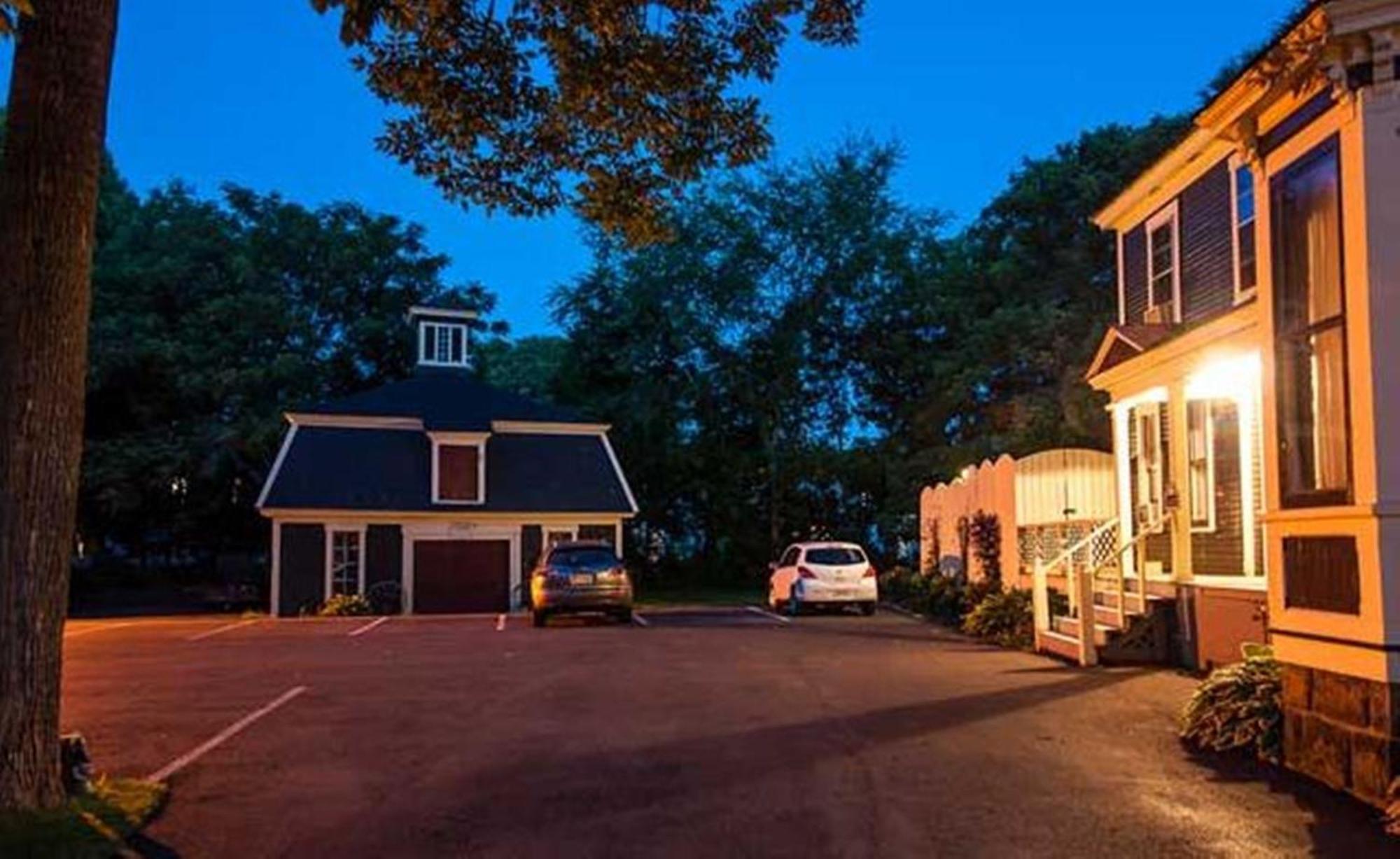 Carriage House Inn Fredericton Exterior photo
