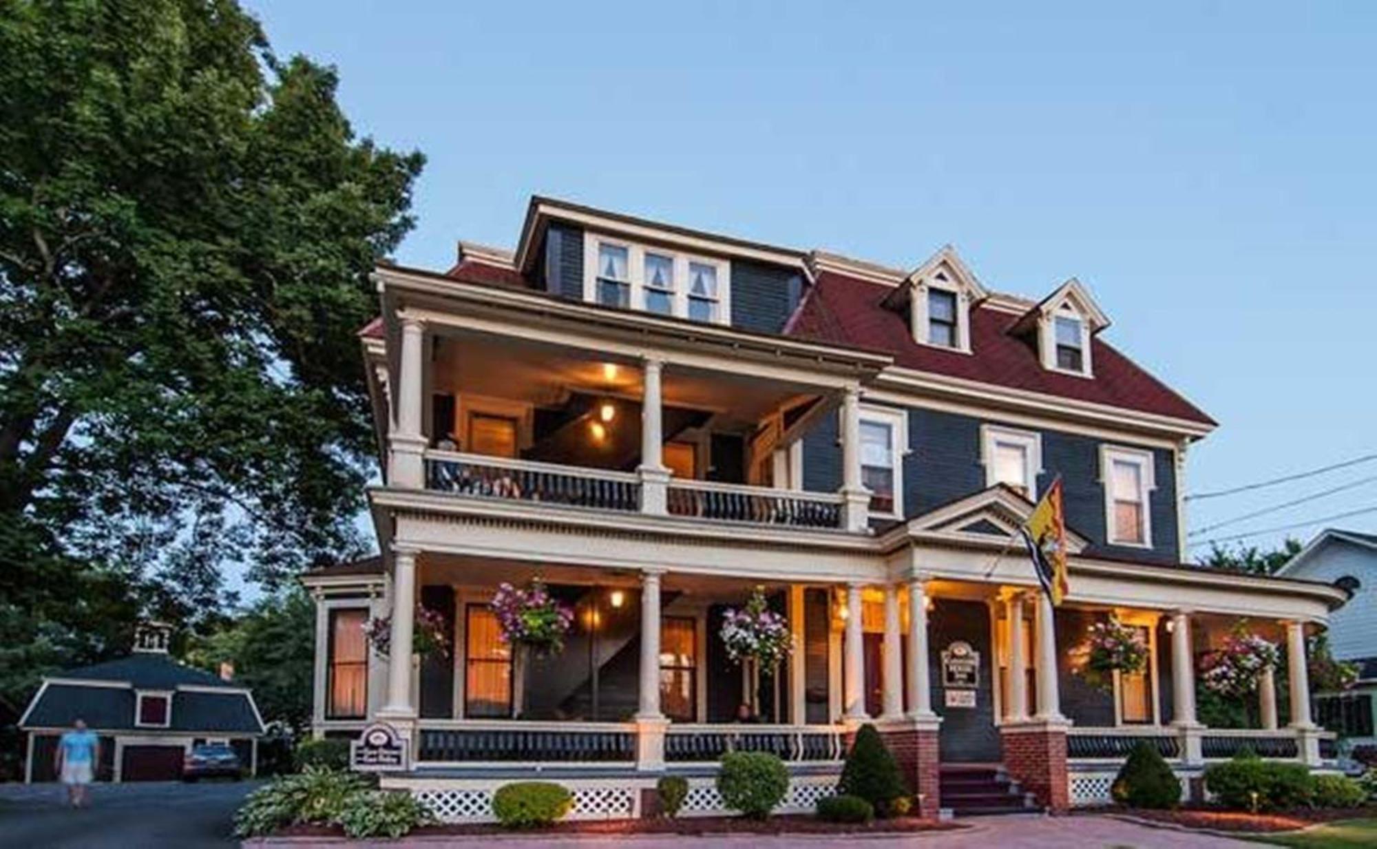 Carriage House Inn Fredericton Exterior photo