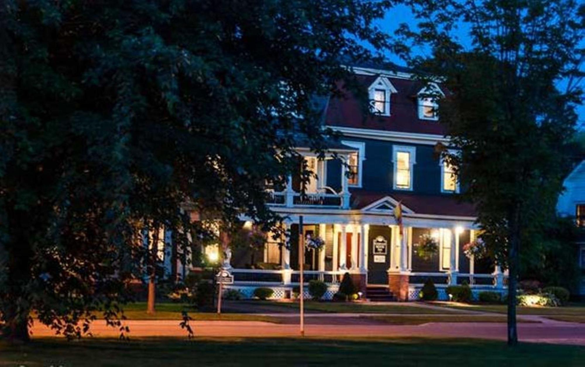 Carriage House Inn Fredericton Exterior photo