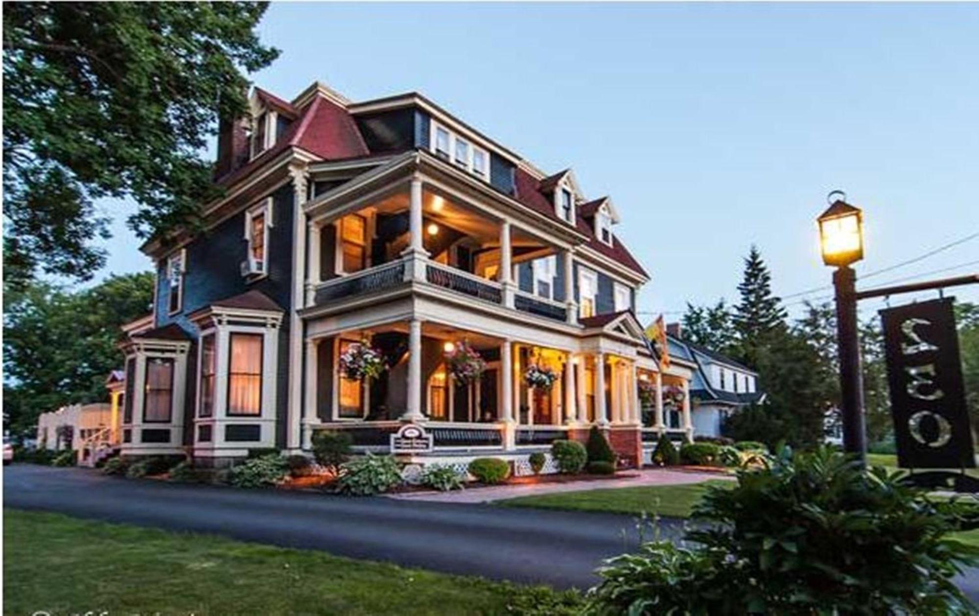 Carriage House Inn Fredericton Exterior photo