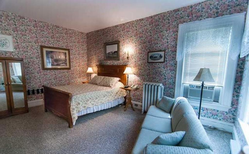 Carriage House Inn Fredericton Room photo